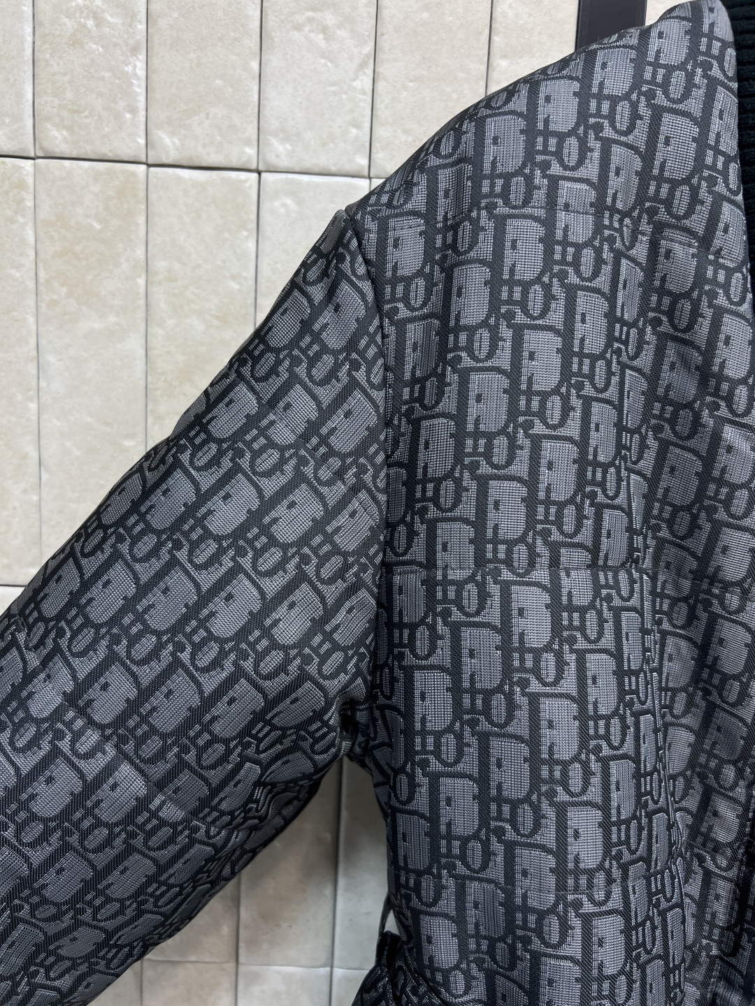 D家 25秋冬新款 D字母提花V领双面穿棉服 双面可穿设计 一面是经典D字母提花 另一面纯黑色 百搭又有