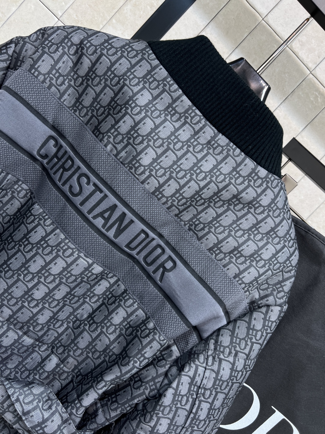 D家 25秋冬新款 D字母提花V领双面穿棉服 双面可穿设计 一面是经典D字母提花 另一面纯黑色 百搭又有