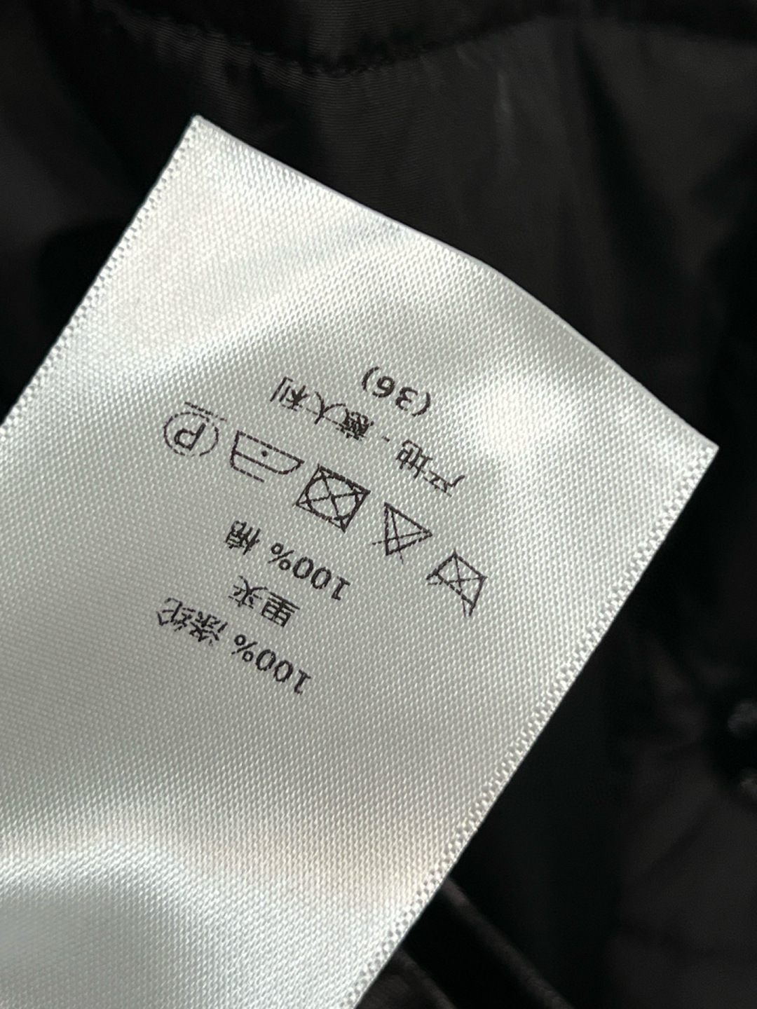 D家 25秋冬新款 D字母提花V领双面穿棉服 双面可穿设计 一面是经典D字母提花 另一面纯黑色 百搭又有