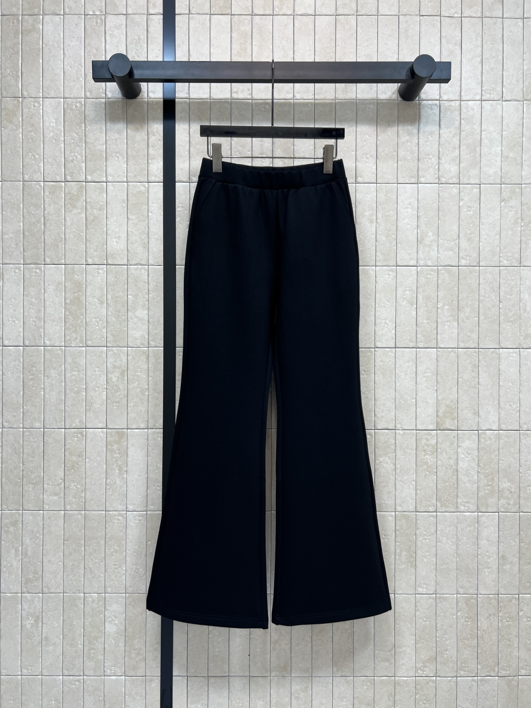 NO:570010,PD Home's 25 new autumn and winter style black bootcut trousers with triangle logo are made of high-elastic fabric, which has good drape and comfort. The elastic waist design is super tolerant and suitable for all body types!  Makes you look slimmer and taller, modifies your leg shape, and has slightly flared trouser legs that elongate the proportion. It can be easily used for daily commuting or leisure. It can be worn in spring, autumn and winter. It is very fashionable with windbreakers, shirts or sweaters. It is full of simplicity and high-end. One color, three sizes. SmL, dior, shirts, alexander wang19860909PD家 25秋冬新款 三角标黑色微喇长裤 采用高弹力面料 垂感好又舒适 松紧腰设计超包容 适合各种体型！显瘦显高 修饰腿型 微喇裤脚拉长比例 日常通勤或休闲都能轻松驾驭 春秋冬都能穿 搭配风衣、衬衫或针织衫都很时髦  简约高级感满满 一色三码 SmL,,dior,shirts,alexander wang,Women's clothing