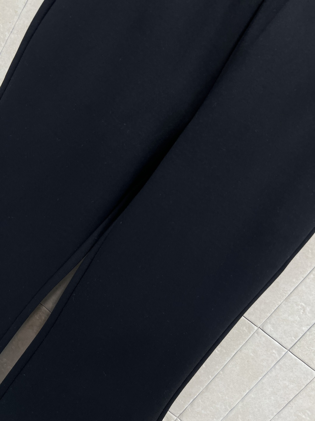 PD家 25秋冬新款 三角标黑色微喇长裤 采用高弹力面料 垂感好又舒适 松紧腰设计超包容 适合各种体型！