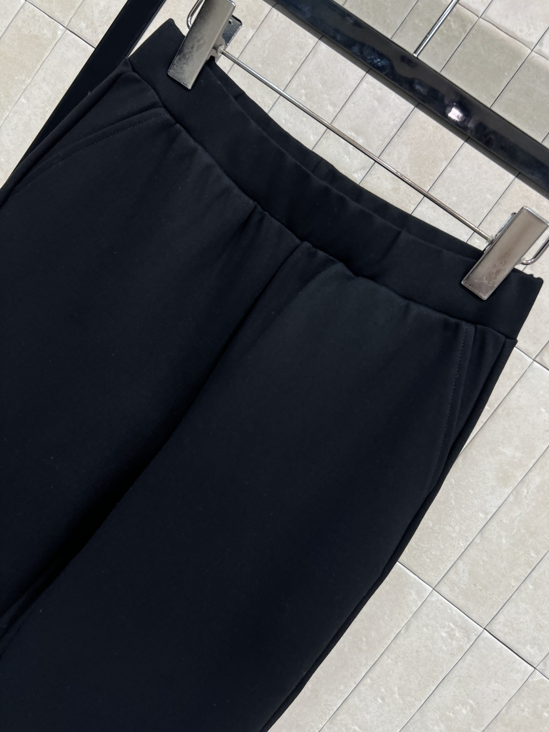 PD家 25秋冬新款 三角标黑色微喇长裤 采用高弹力面料 垂感好又舒适 松紧腰设计超包容 适合各种体型！