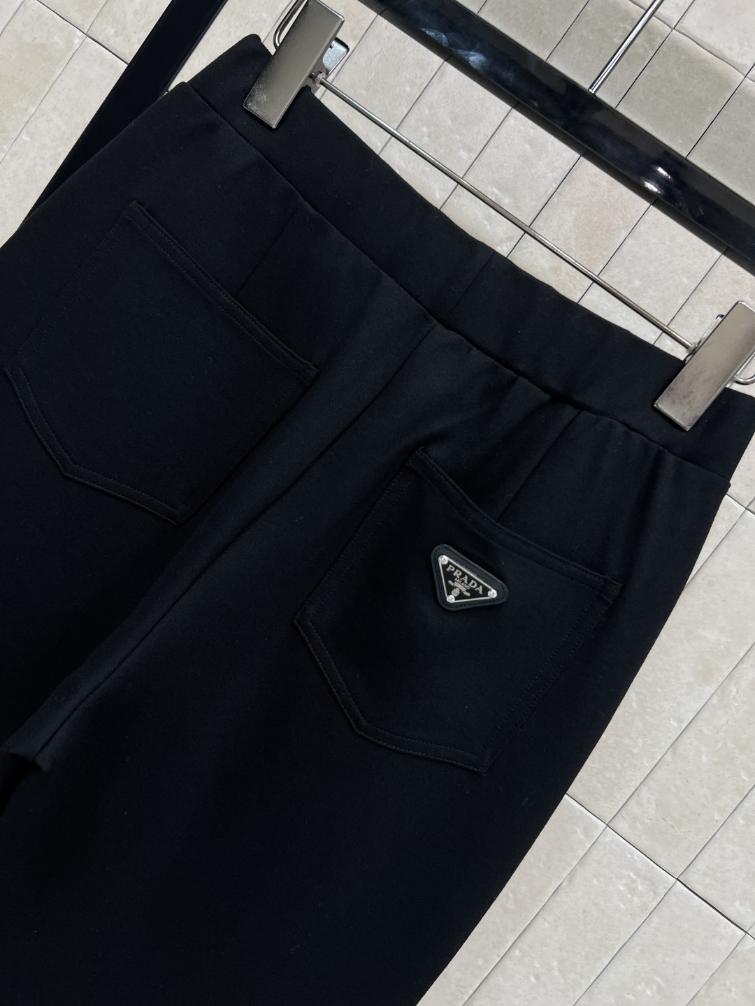 PD家 25秋冬新款 三角标黑色微喇长裤 采用高弹力面料 垂感好又舒适 松紧腰设计超包容 适合各种体型！