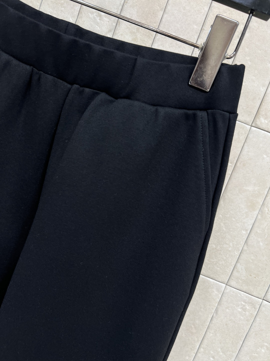 PD家 25秋冬新款 三角标黑色微喇长裤 采用高弹力面料 垂感好又舒适 松紧腰设计超包容 适合各种体型！