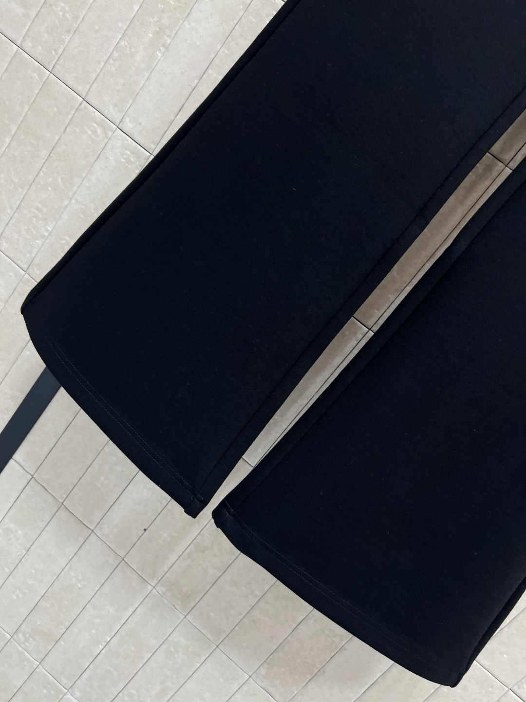 PD家 25秋冬新款 三角标黑色微喇长裤 采用高弹力面料 垂感好又舒适 松紧腰设计超包容 适合各种体型！