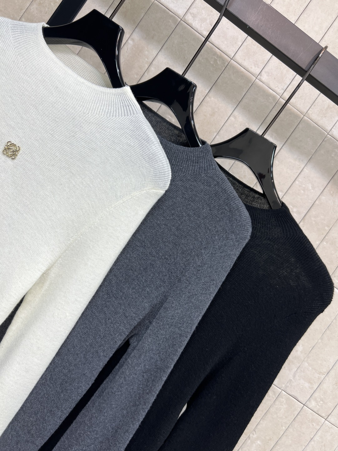 LW家 25秋冬新款 羊毛针袖打底衫 采用超细羊毛材质，柔软亲肤 秋冬穿超舒服！半高领设计保暖又显气质 