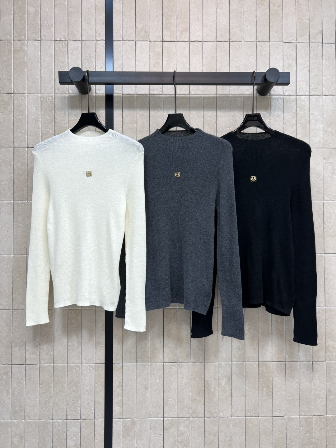 NO:570016,LW's 25 new autumn and winter wool needle-sleeved bottoming shirt is made of ultra-fine wool, soft and skin-friendly, and super comfortable to wear in autumn and winter!  The half-high collar design is warm and elegant. The shoulders are exposed and discreet. The looming shoulder and neck lines are a plus. Simple and versatile. It can be worn alone or layered. It can be easily used for commuting, dating, and going out. Multiple colors are available. Black, dark gray, and off-white are all high-end, and they look great with light-colored trousers or dark bottoms. Three colors and three codes SML,,alexander wang19860909LW家 25秋冬新款 羊毛针袖打底衫 采用超细羊毛材质,柔软亲肤 秋冬穿超舒服！半高领设计保暖又显气质 肩部露肩小心机 若隐若现的肩颈线条超加分 简约百搭 单穿叠穿都OK 通勤、约会、出街都能轻松驾驭 多色可选 黑色色、深灰、米白都很高级,搭配浅色裤装或深色下装都很出彩 三色三码 SML,,alexander wang,Women's clothing