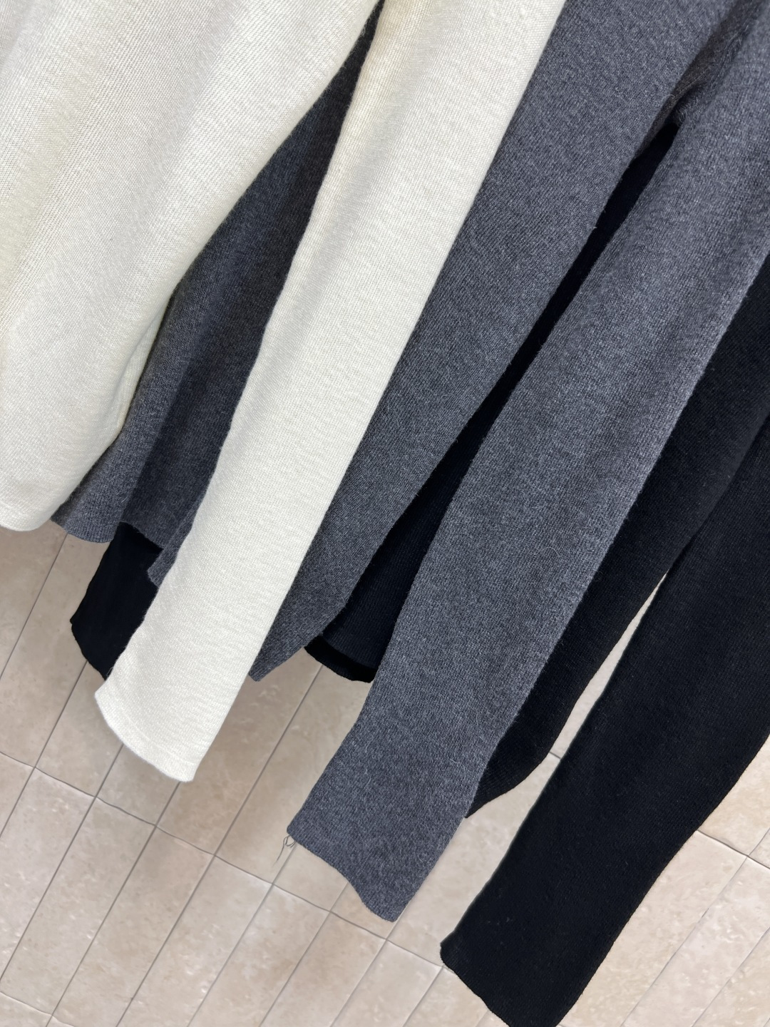 LW家 25秋冬新款 羊毛针袖打底衫 采用超细羊毛材质，柔软亲肤 秋冬穿超舒服！半高领设计保暖又显气质 