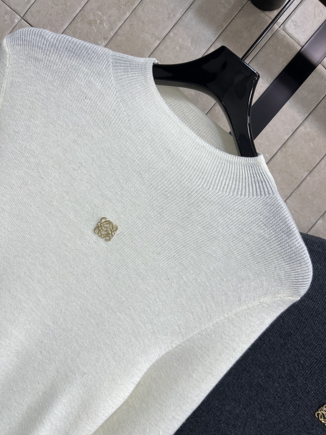 LW家 25秋冬新款 羊毛针袖打底衫 采用超细羊毛材质，柔软亲肤 秋冬穿超舒服！半高领设计保暖又显气质 