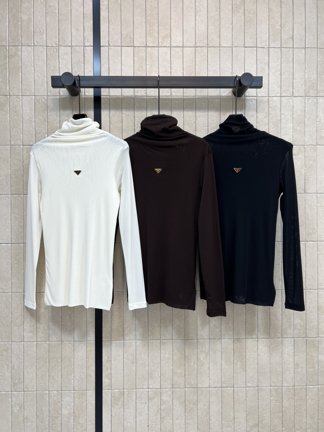 NO:570024,PD Home’s 25 new autumn and winter style triangle turtleneck bottoming shirt. The soft fabric is close to the skin and comfortable. It’s perfect for autumn and winter!  The high collar design keeps you warm and modifies the neck line. It has a great slimming effect. It is simple and versatile. It goes well with a sweater, jeans or a jacket. It is easy to wear fashionable and shows the femininity of women. Whether it is commuting or leisure, it can make you the center of attention. Three colors and three codes Size/S-M-L, dior, hoodie, sweatshirts, jeans, jackets & coats, alexander wang19860909PD家 25秋冬新款 三角标高领打底衫 柔软面料贴肤舒适 秋冬穿超合适！高领设计保暖又修饰颈部线条 显瘦效果很赞简约百搭 配卫衣 牛仔裤或外套都很出彩 轻松穿出时髦感 展现女性的柔美 无论是通勤还是休闲 都能让你成为焦点 三色三码Size/S-M-L,,dior,hoodie,sweatshirts,jeans,jackets & coats,alexander wang,Women's clothing