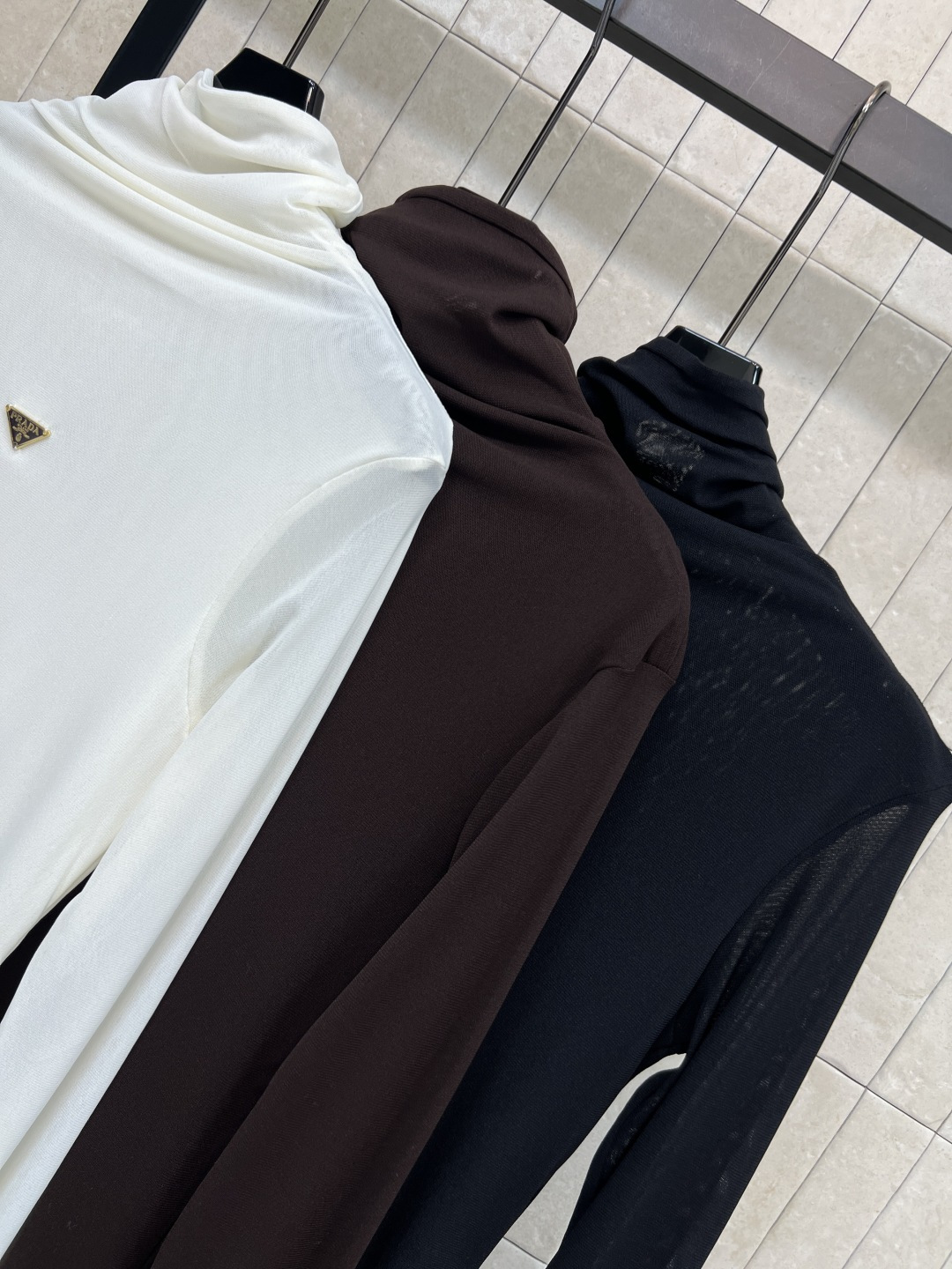 PD家 25秋冬新款 三角标高领打底衫 柔软面料贴肤舒适 秋冬穿超合适！高领设计保暖又修饰颈部线条 显瘦