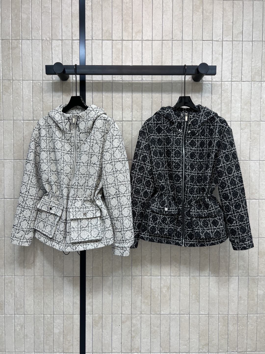 NO:569999,D Home 25 new autumn and winter style, cannage pattern jacquard hooded waist jacket, black and white woven tweed, hooded loose fit, drawstring waist design, fashionable and practical!  It can be easily used for commuting and leisure. It is a must-have high-end item in the wardrobe!  Two colors and three codes,,dior,jackets & coats,jackets & coats,hats,alexander wang19860909D家 25秋冬新款 藤格纹提花连帽收腰夹克外套 黑白编织粗花呢 连帽宽松版型 抽绳收腰设计 时尚又实用！通勤休闲都能轻松驾驭 是衣橱必备的高级单品！两色三码,,dior,jackets & coats,jackets & coats,hats,alexander wang,Women's clothing