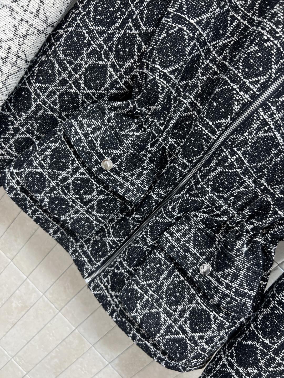 D家 25秋冬新款 藤格纹提花连帽收腰夹克外套 黑白编织粗花呢 连帽宽松版型 抽绳收腰设计 时尚又实用！