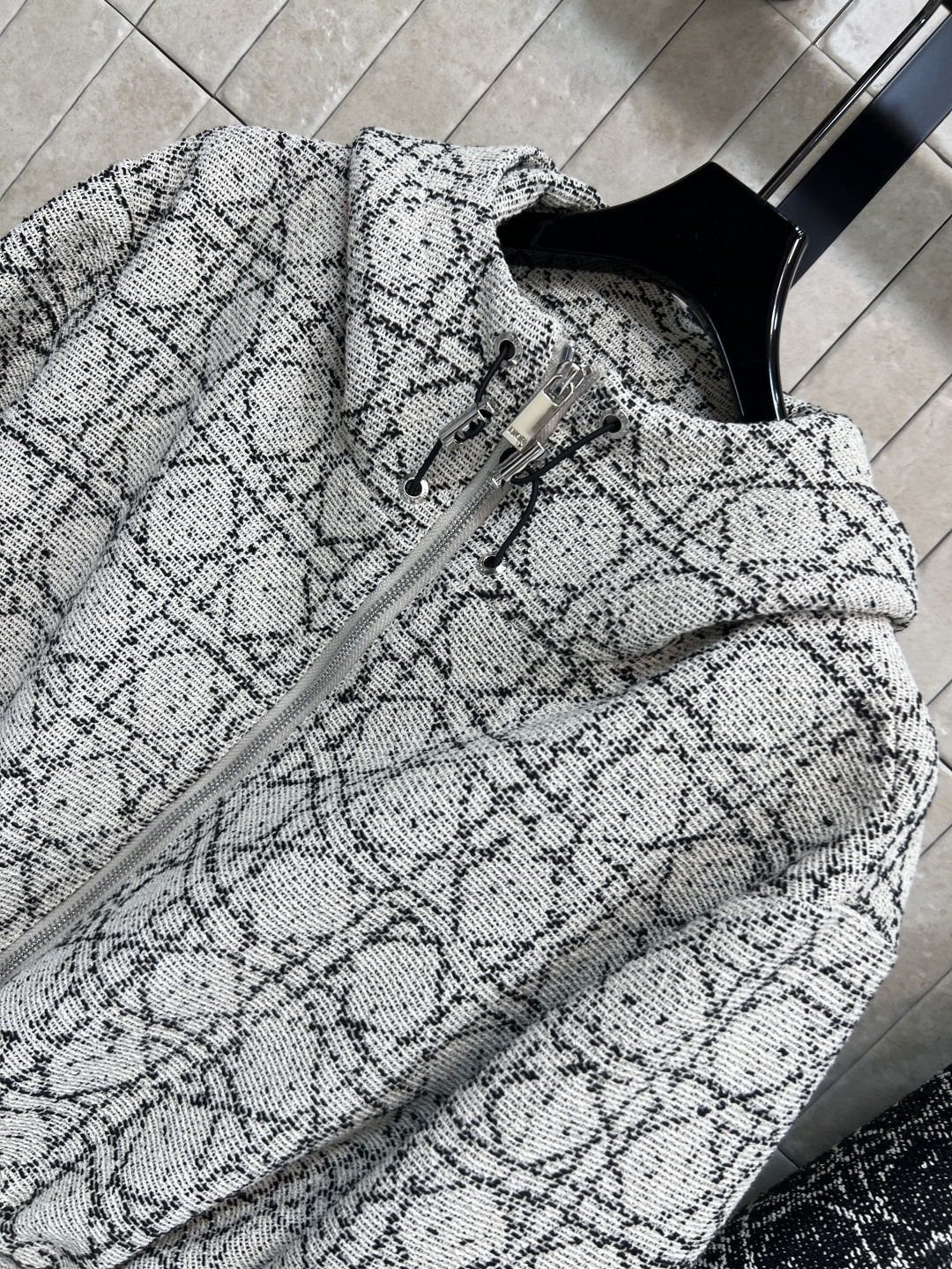 D家 25秋冬新款 藤格纹提花连帽收腰夹克外套 黑白编织粗花呢 连帽宽松版型 抽绳收腰设计 时尚又实用！