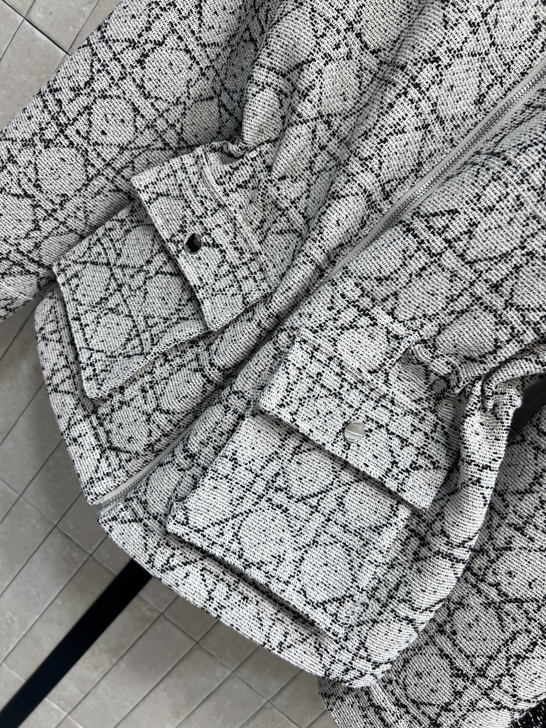 D家 25秋冬新款 藤格纹提花连帽收腰夹克外套 黑白编织粗花呢 连帽宽松版型 抽绳收腰设计 时尚又实用！