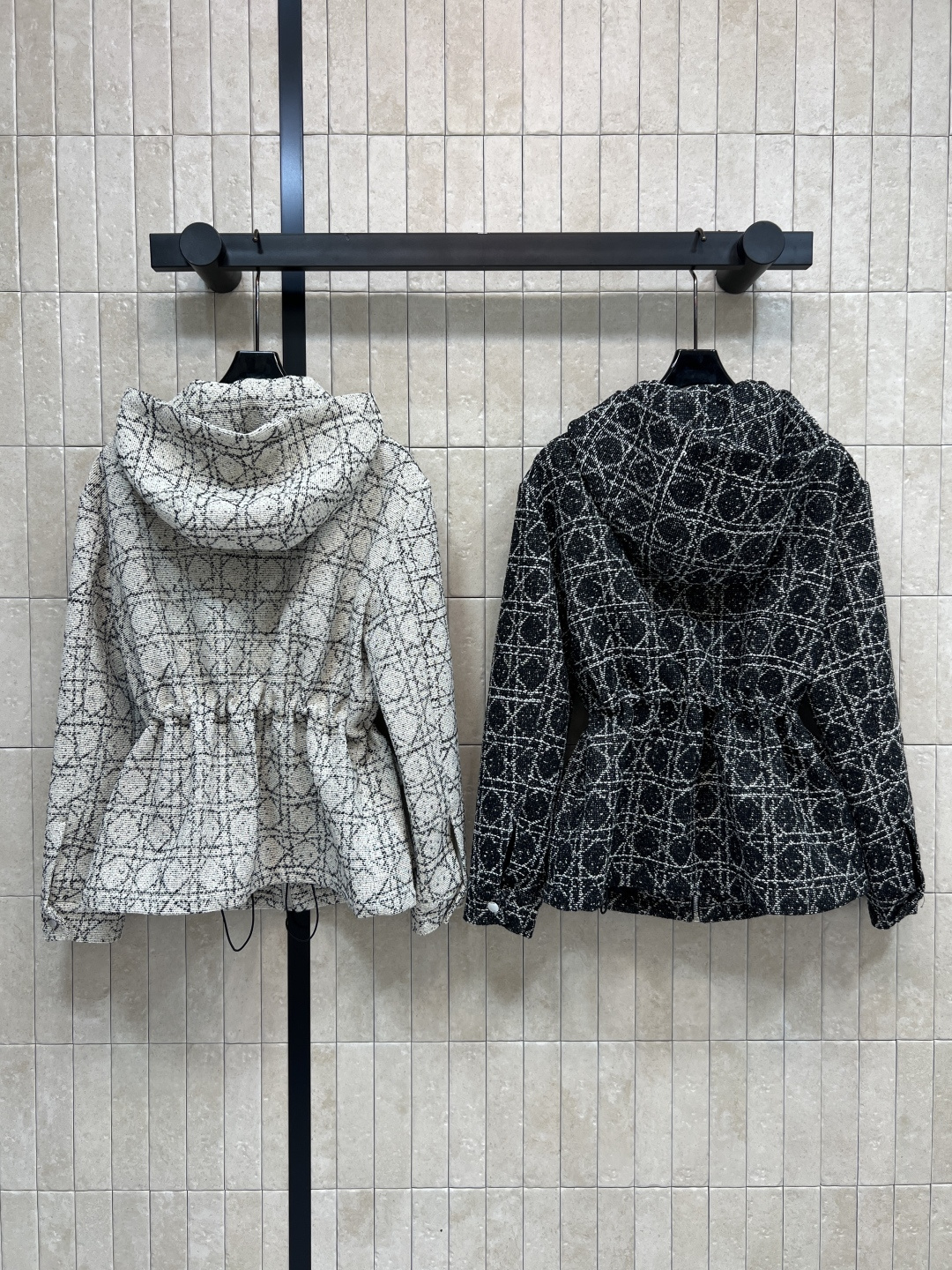 D家 25秋冬新款 藤格纹提花连帽收腰夹克外套 黑白编织粗花呢 连帽宽松版型 抽绳收腰设计 时尚又实用！