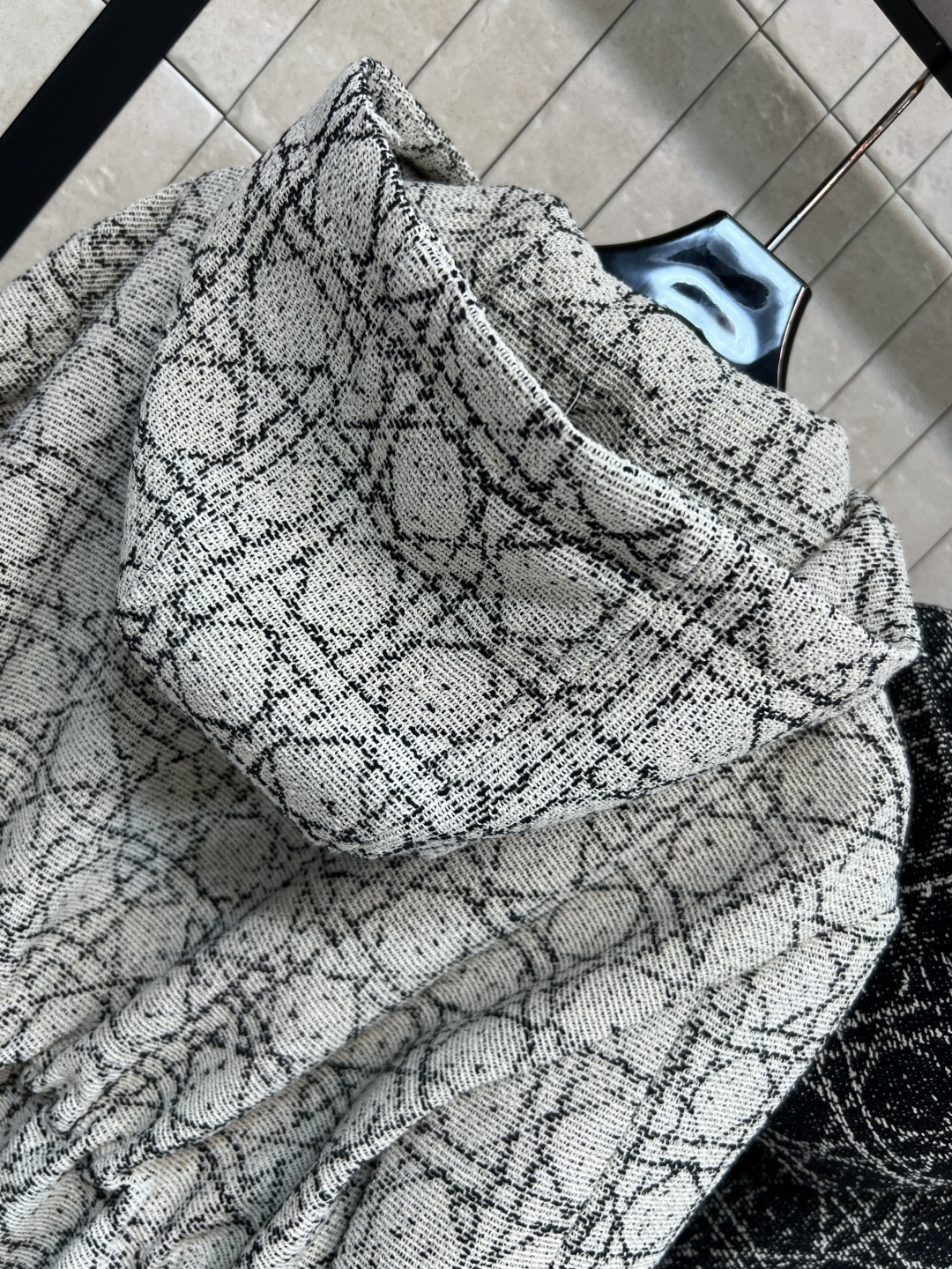 D家 25秋冬新款 藤格纹提花连帽收腰夹克外套 黑白编织粗花呢 连帽宽松版型 抽绳收腰设计 时尚又实用！