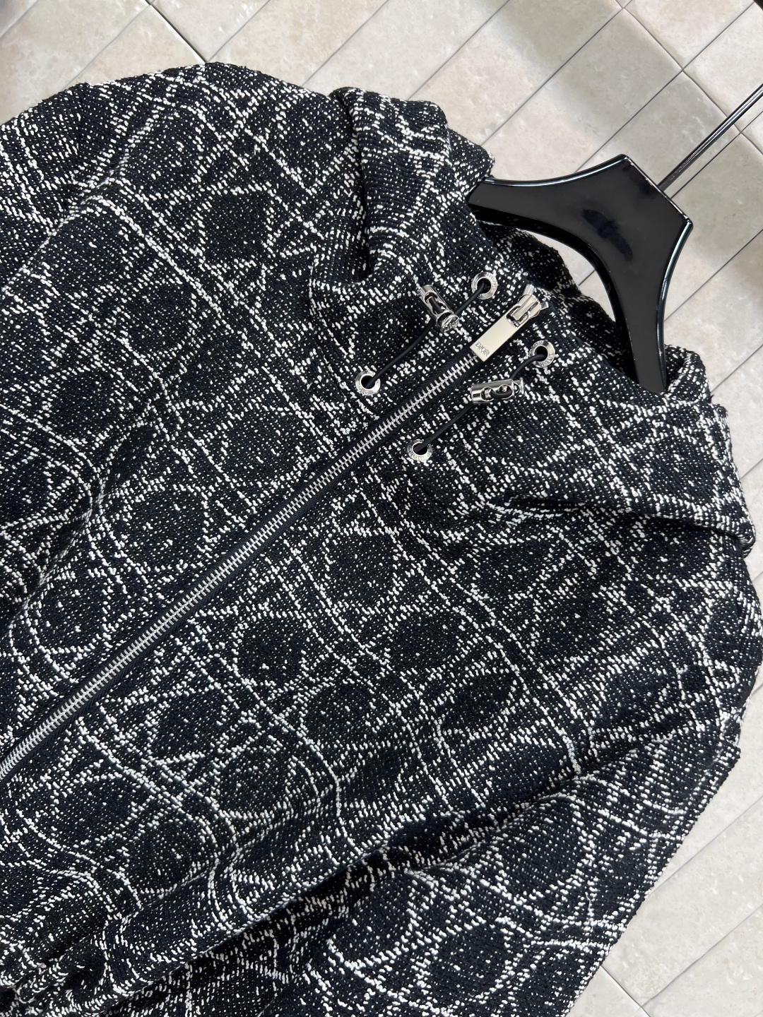 D家 25秋冬新款 藤格纹提花连帽收腰夹克外套 黑白编织粗花呢 连帽宽松版型 抽绳收腰设计 时尚又实用！