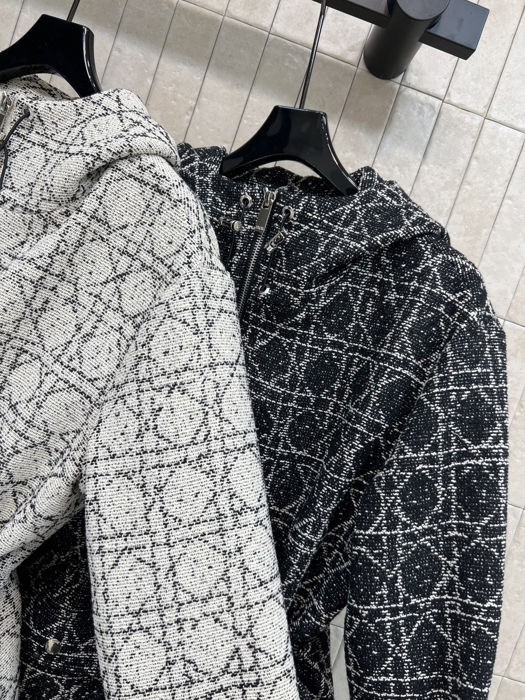 D家 25秋冬新款 藤格纹提花连帽收腰夹克外套 黑白编织粗花呢 连帽宽松版型 抽绳收腰设计 时尚又实用！
