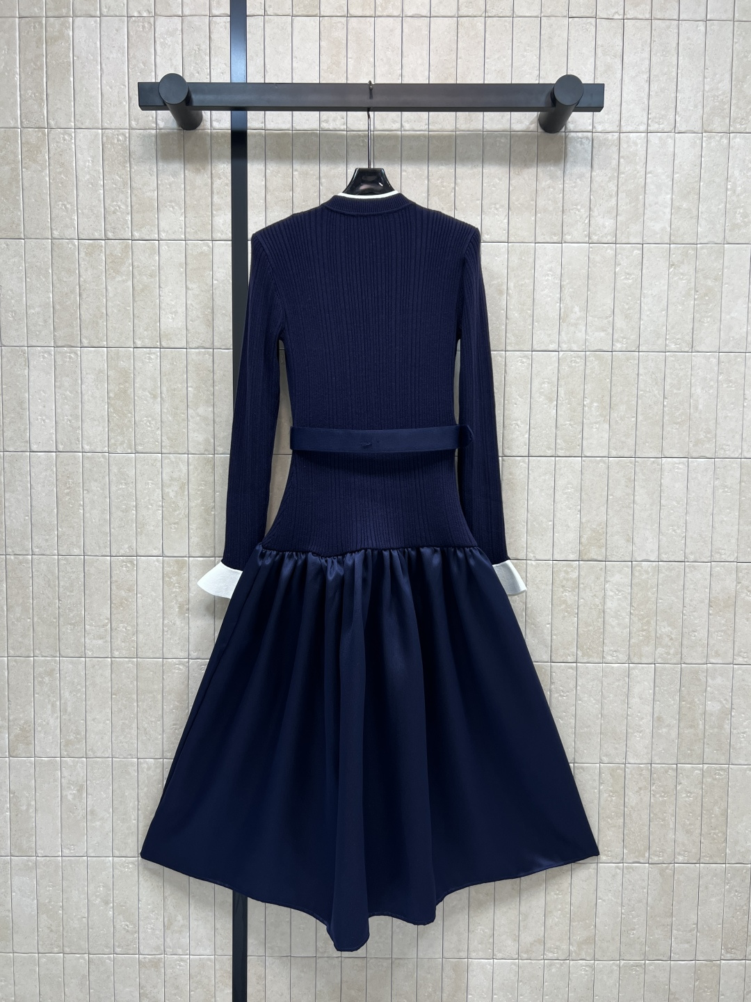 Self 25秋冬新款 暮色蓝拼接连衣裙 修身收腰+蓬松大裙摆 优雅复古气质满分 金属纽扣和腰部装饰细节