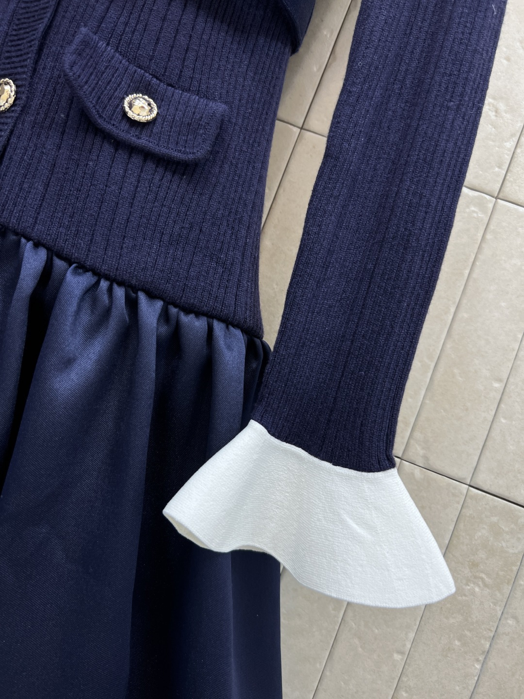 Self 25秋冬新款 暮色蓝拼接连衣裙 修身收腰+蓬松大裙摆 优雅复古气质满分 金属纽扣和腰部装饰细节