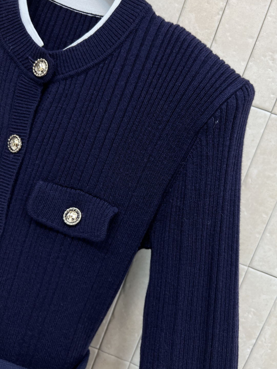 Self 25秋冬新款 暮色蓝拼接连衣裙 修身收腰+蓬松大裙摆 优雅复古气质满分 金属纽扣和腰部装饰细节