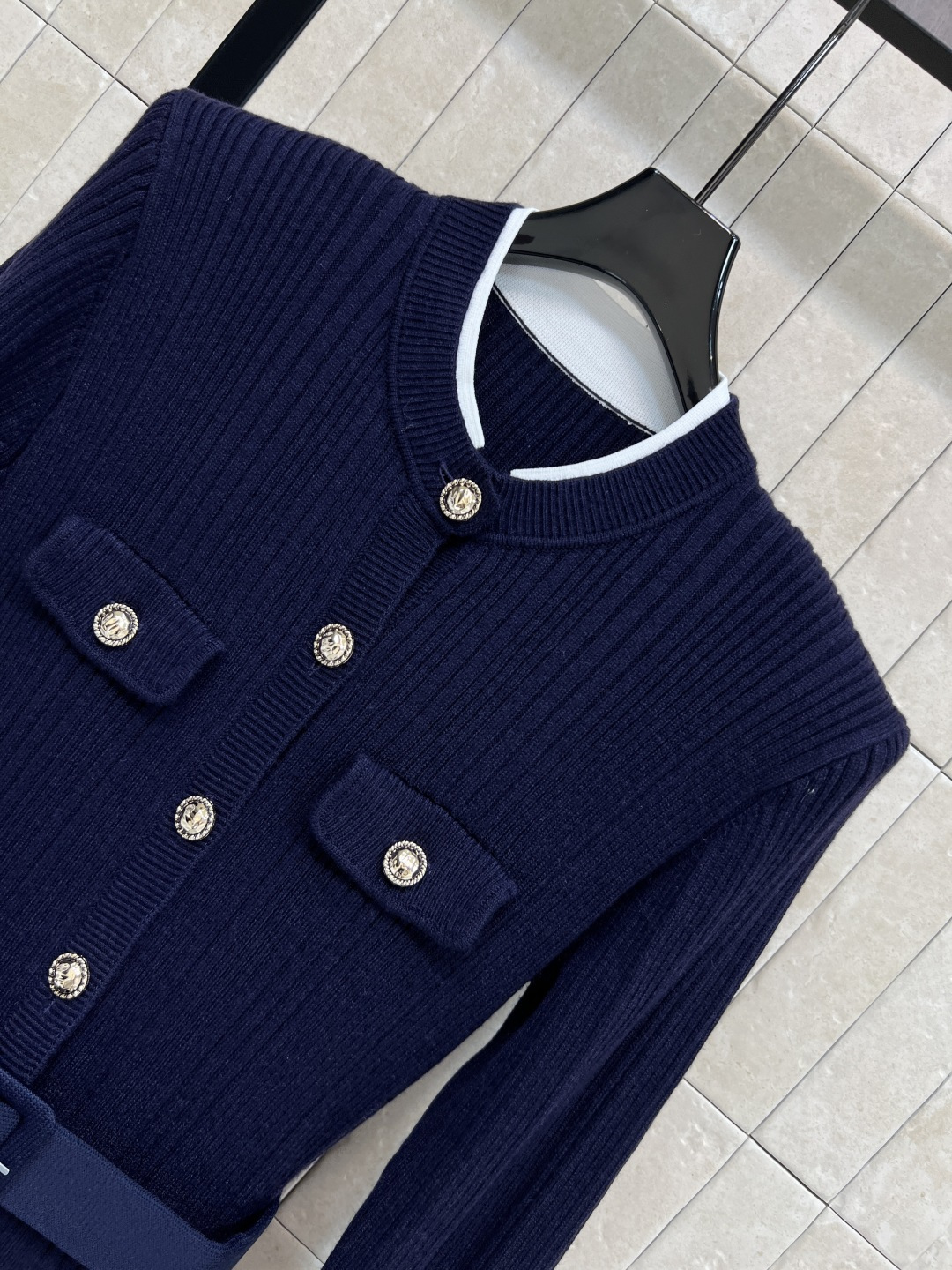 Self 25秋冬新款 暮色蓝拼接连衣裙 修身收腰+蓬松大裙摆 优雅复古气质满分 金属纽扣和腰部装饰细节