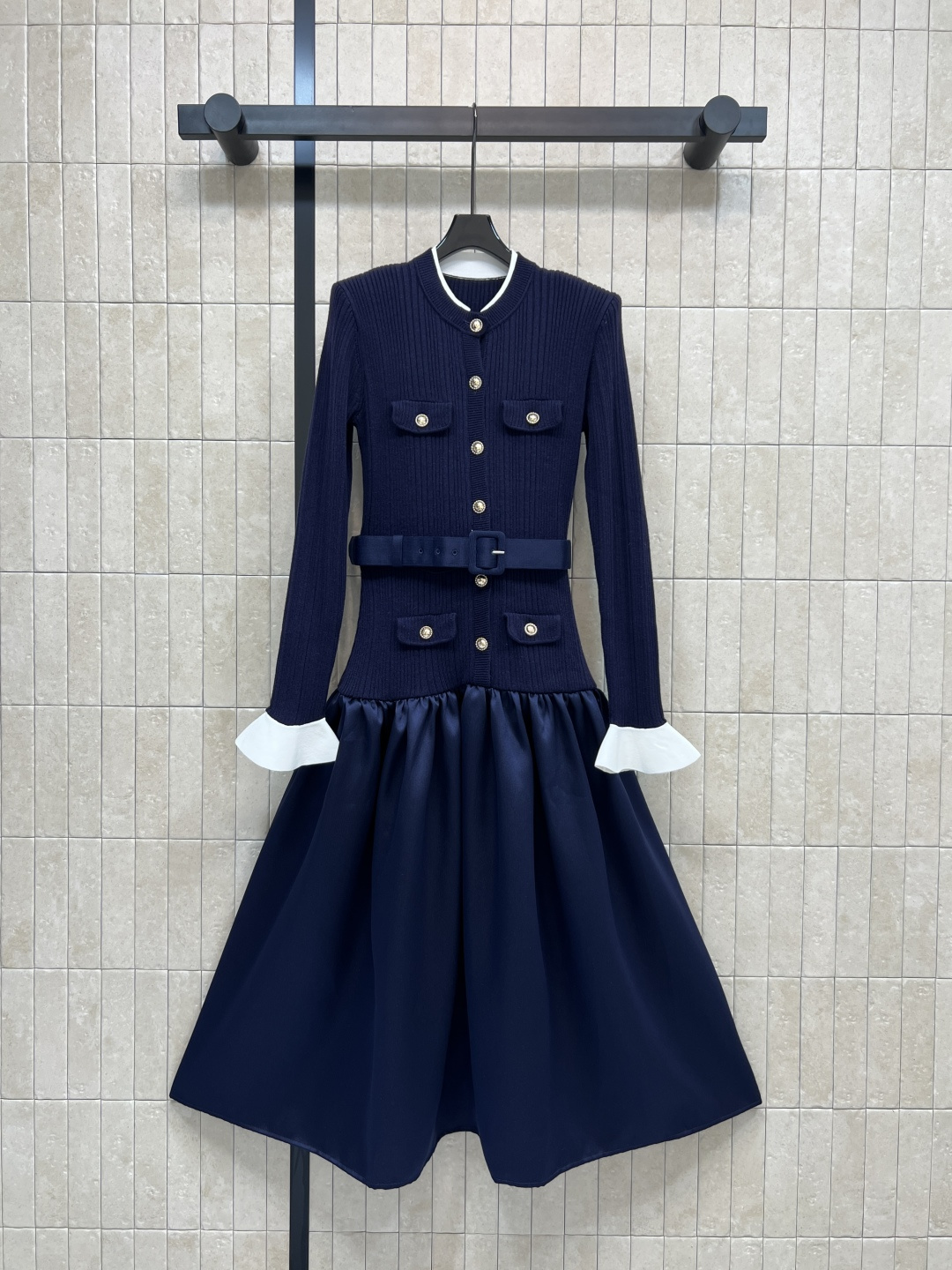 NO:570005,Self 25 new autumn and winter style twilight blue spliced ​​dress, slim waist + fluffy large skirt, perfect retro temperament, metal buttons and waist decoration details are extra points, dark blue tone is mysterious and high-end, looks slim and high-end in autumn and winter, can be easily worn for daily commuting, afternoon tea, and formal occasions. It goes well with high heels or short boots. Three sizes in one color, SML, boots, high heels, skirts, alexander wang19860909Self 25秋冬新款 暮色蓝拼接连衣裙 修身收腰+蓬松大裙摆 优雅复古气质满分 金属纽扣和腰部装饰细节超加分 深藏蓝色调神秘又高级 秋冬穿显瘦又高级 日常通勤、下午茶、正式场合都能轻松驾驭 搭配高跟鞋或短靴都很出彩 一色三码 SML,,boots,high heels,skirts,alexander wang,Women's clothing