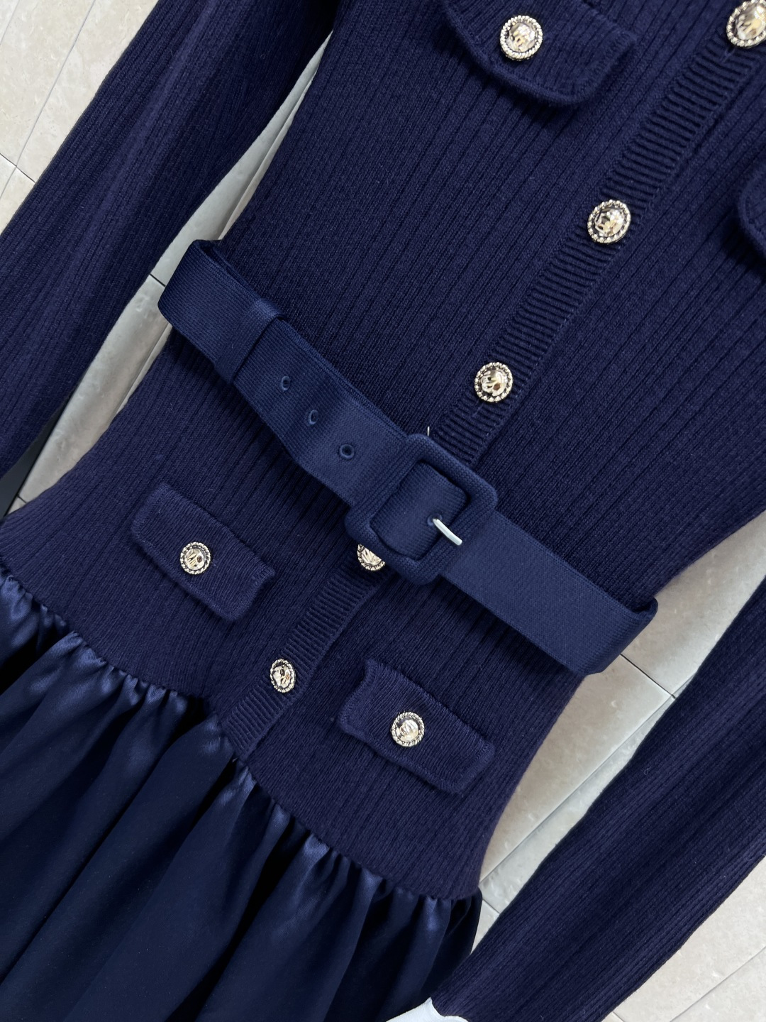 Self 25秋冬新款 暮色蓝拼接连衣裙 修身收腰+蓬松大裙摆 优雅复古气质满分 金属纽扣和腰部装饰细节