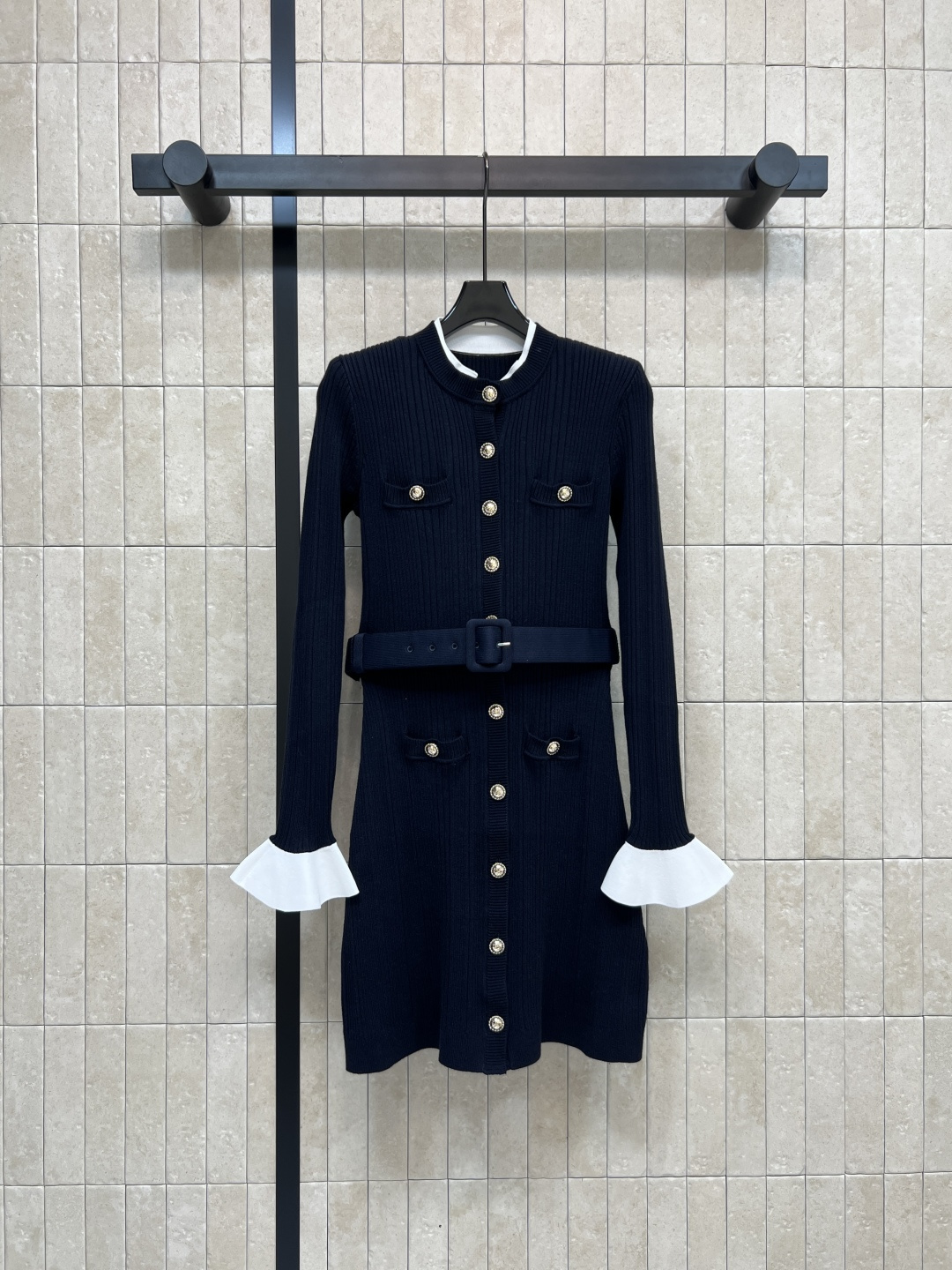 NO:570011,Self 25 new autumn and winter new navy blue knitted long dress, super comfortable to wear in autumn and winter!  The stand-up collar + golden buttons + belt are full of retro style. The cuffs are white with contrasting colors, elegant and lively. Slim-fitting tailoring outlines the body curves. The fishtail skirt brings aura when walking ~ can be easily used for commuting, dating and formal occasions. Paired with a coat or high heels for a more high-end look. A must-have temperament item in autumn and winter!  One color three codes SML,,high heels,skirts,alexander wang19860909Self 25秋冬新款 藏蓝针织长款连衣裙 秋冬穿超舒服！立领+金色纽扣+腰带 复古小香风感满满 袖口白边撞色,优雅又活泼 修身剪裁勾勒身材曲线 鱼尾裙摆走路自带气场~通勤、约会、正式场合都能轻松驾驭 搭配大衣或高跟鞋更显高级感 秋冬必入的气质单品！一色三码 SML,,high heels,skirts,alexander wang,Women's clothing