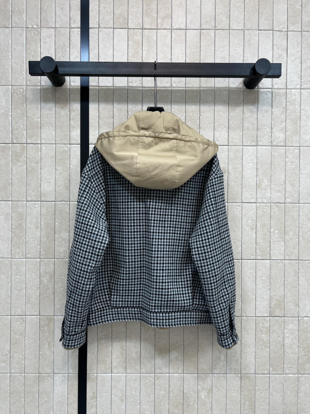 MIu家 25秋冬新款 连帽双面穿夹克外套 可拆卸连帽翻领设计 一面千鸟格毛呢面料 一面经典卡其色风衣面