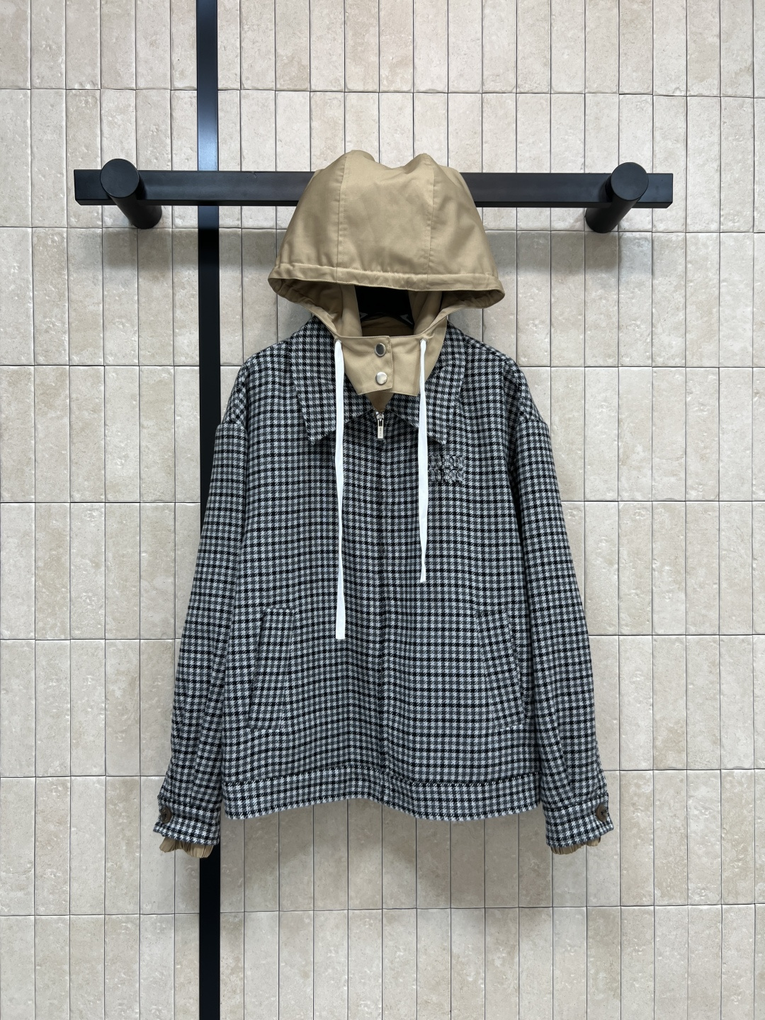 NO:570017,MIu Home 25 new autumn and winter style hooded reversible jacket with detachable hooded lapel design. One side of houndstooth woolen fabric and one side of classic khaki windbreaker fabric. The reversible design is retro and fashionable!  The elastic design of the cuffs is practical and stylish. It is very suitable for men in autumn and winter. The houndstooth element is classic and versatile. It goes well with jeans or skirts. It can be easily held in daily commuting and casual occasions. Fashionable and comfortable. Three sizes in one color,,miumiu,skirts,jeans,jackets & coats,jackets & coats,hats,alexander wang19860909MIu家 25秋冬新款 连帽双面穿夹克外套 可拆卸连帽翻领设计 一面千鸟格毛呢面料 一面经典卡其色风衣面料 双面穿设计复古又时髦！ 袖口松紧设计 实用又有型 秋冬穿搭超适合公 千鸟格元素经典百搭 配牛仔裤或裙装都很出彩 日常通勤、休闲场合都能轻松hold住 时尚又舒适 一色三码,,miumiu,skirts,jeans,jackets & coats,jackets & coats,hats,alexander wang,Women's clothing