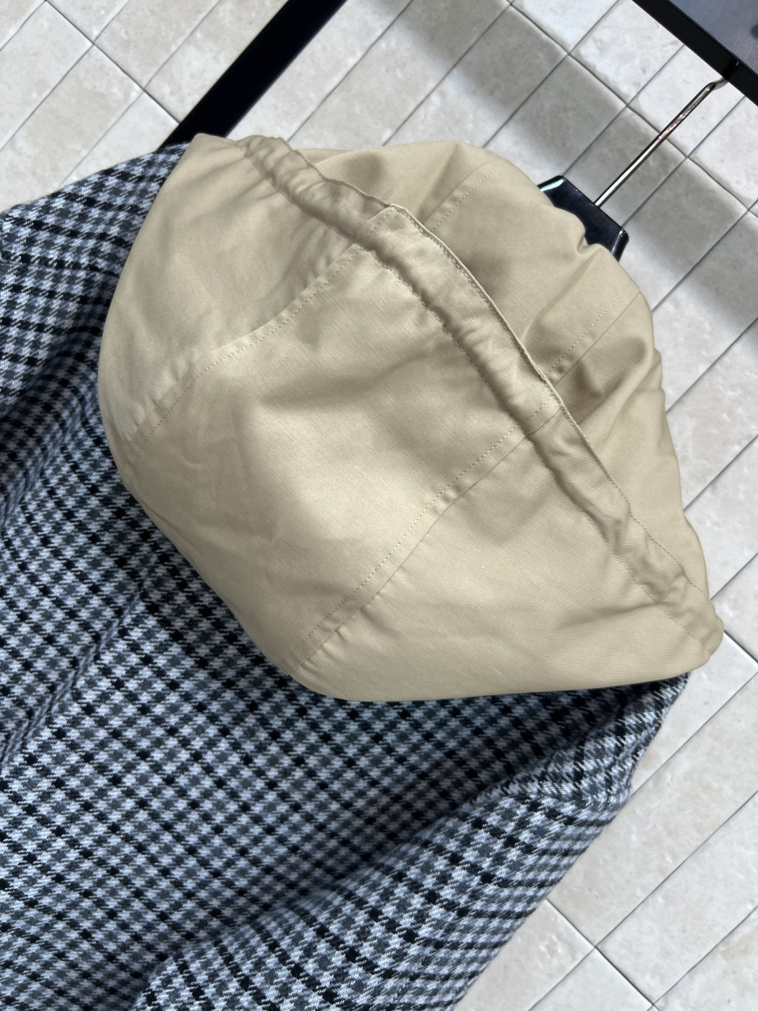 MIu家 25秋冬新款 连帽双面穿夹克外套 可拆卸连帽翻领设计 一面千鸟格毛呢面料 一面经典卡其色风衣面