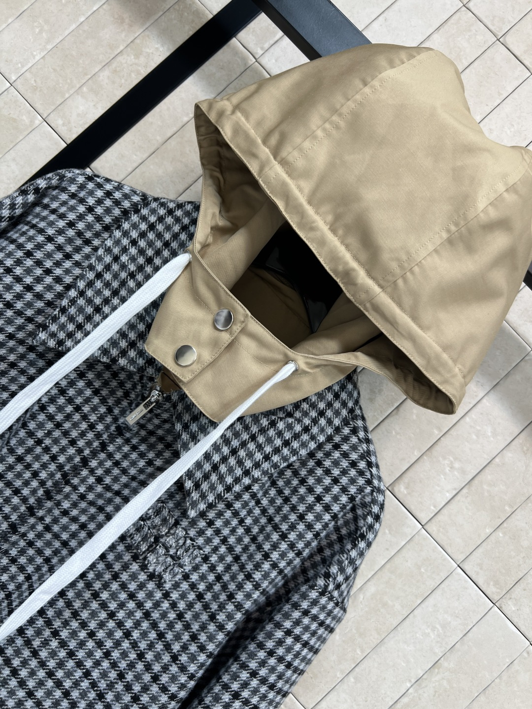 MIu家 25秋冬新款 连帽双面穿夹克外套 可拆卸连帽翻领设计 一面千鸟格毛呢面料 一面经典卡其色风衣面