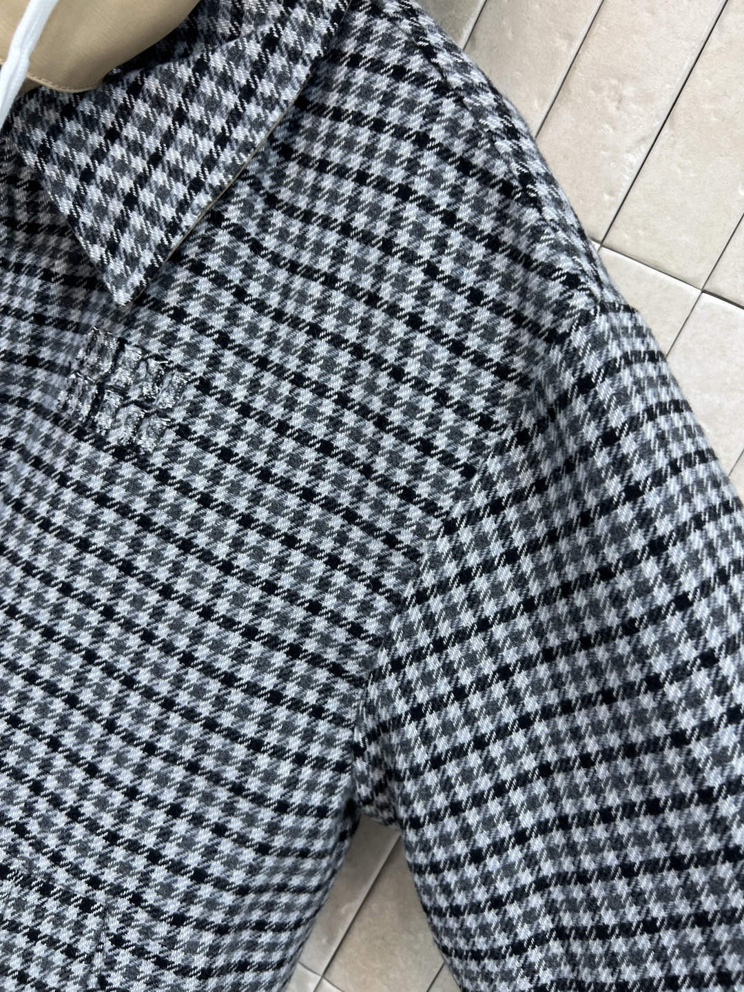 MIu家 25秋冬新款 连帽双面穿夹克外套 可拆卸连帽翻领设计 一面千鸟格毛呢面料 一面经典卡其色风衣面