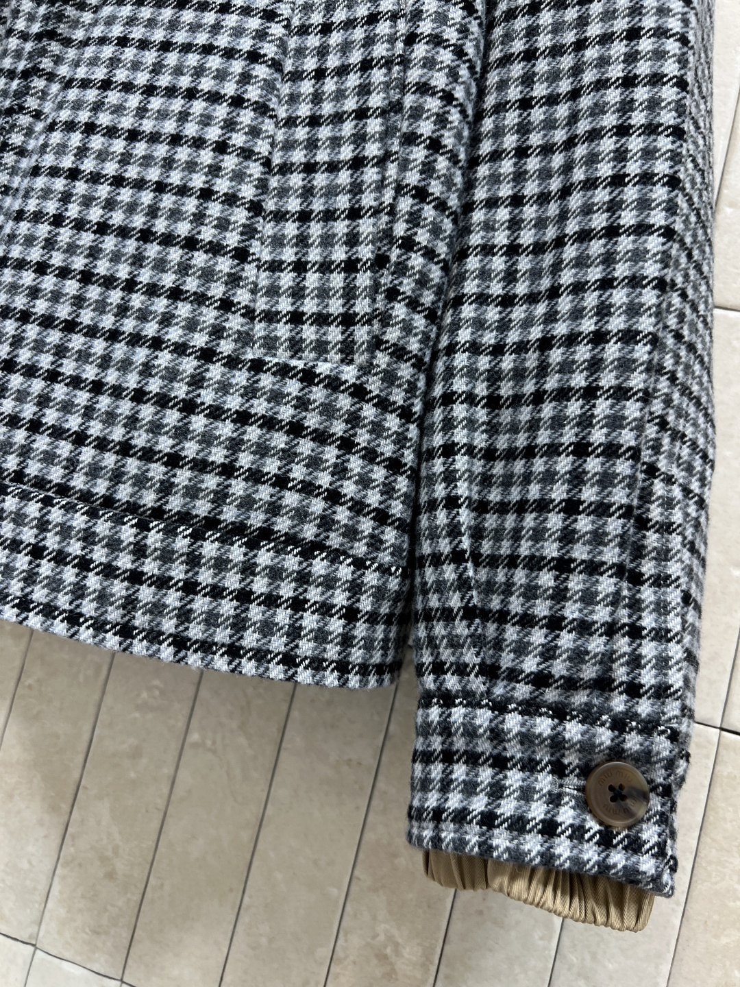 MIu家 25秋冬新款 连帽双面穿夹克外套 可拆卸连帽翻领设计 一面千鸟格毛呢面料 一面经典卡其色风衣面