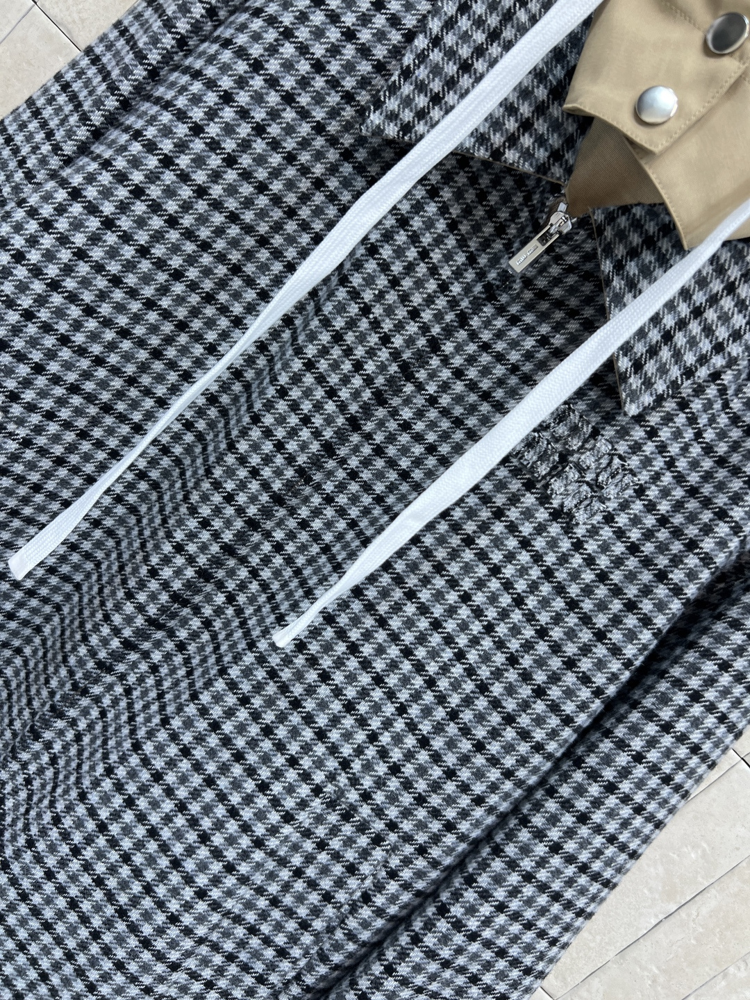 MIu家 25秋冬新款 连帽双面穿夹克外套 可拆卸连帽翻领设计 一面千鸟格毛呢面料 一面经典卡其色风衣面