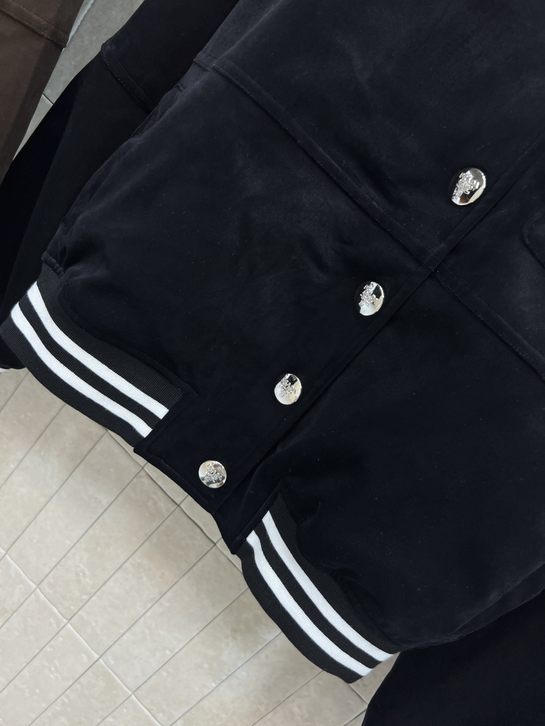 PD家 25秋冬新款 丝绒棒球夹克外套 柔软丝绒材质 经典棒球服版型 复古又时髦！袖口和下摆条纹拼接 细