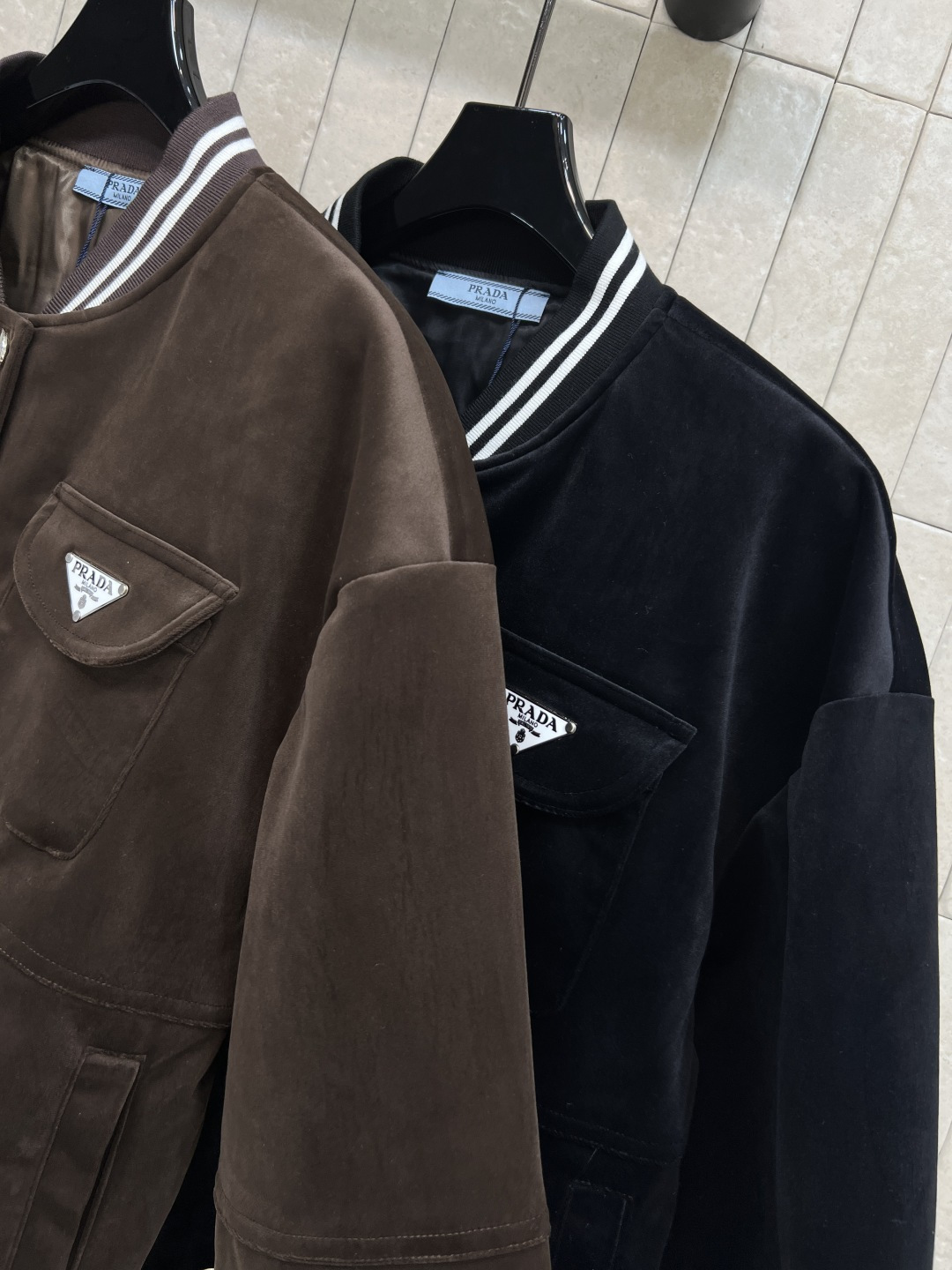 PD家 25秋冬新款 丝绒棒球夹克外套 柔软丝绒材质 经典棒球服版型 复古又时髦！袖口和下摆条纹拼接 细