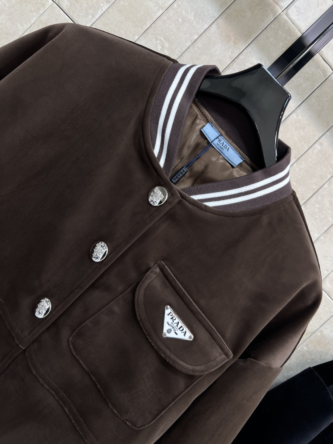 PD家 25秋冬新款 丝绒棒球夹克外套 柔软丝绒材质 经典棒球服版型 复古又时髦！袖口和下摆条纹拼接 细