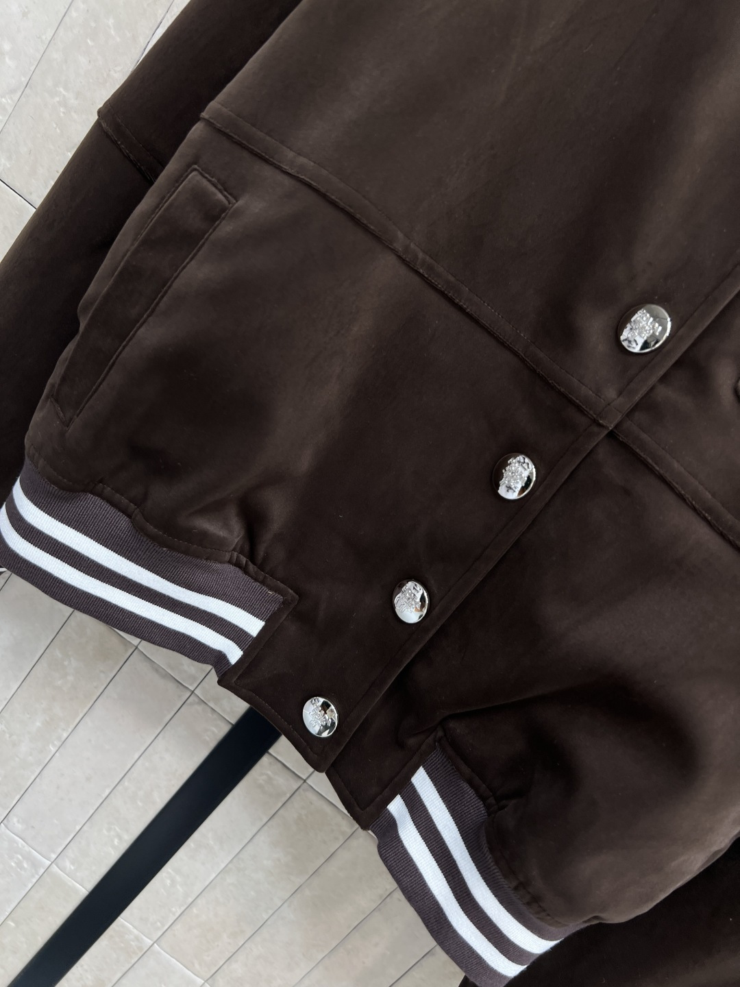 PD家 25秋冬新款 丝绒棒球夹克外套 柔软丝绒材质 经典棒球服版型 复古又时髦！袖口和下摆条纹拼接 细