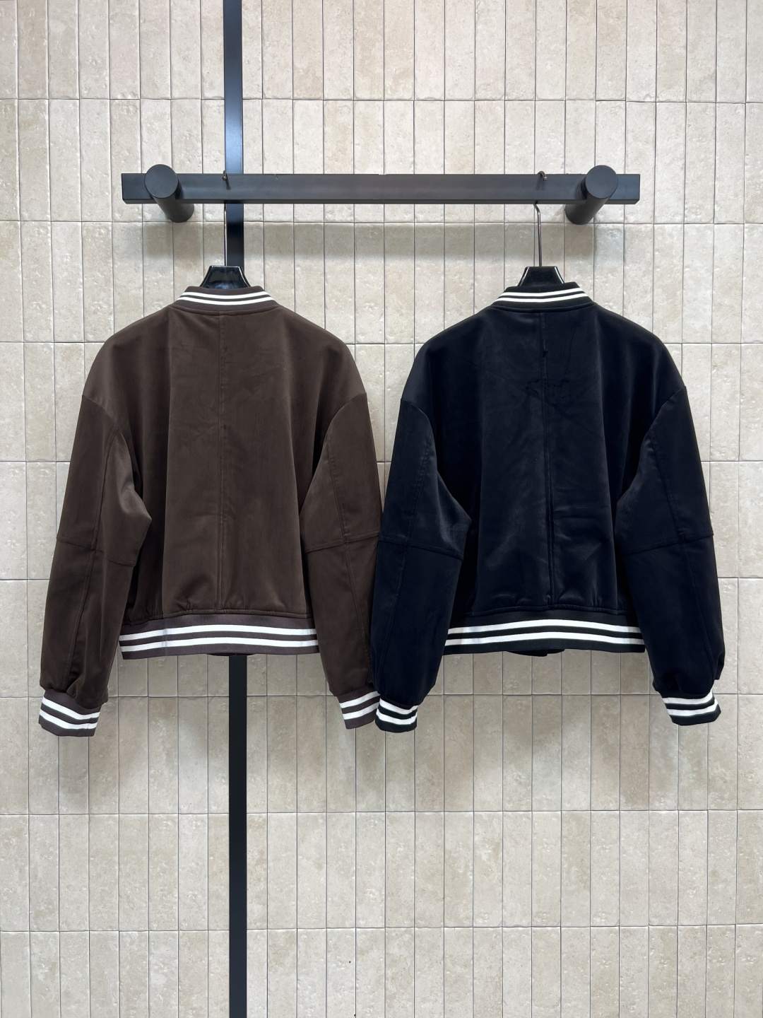 PD家 25秋冬新款 丝绒棒球夹克外套 柔软丝绒材质 经典棒球服版型 复古又时髦！袖口和下摆条纹拼接 细