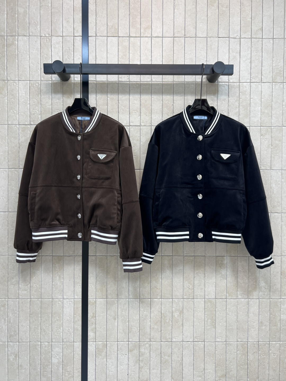 NO:570025,PD Home 25 new autumn and winter velvet baseball jacket, soft velvet material, classic baseball uniform style, retro and fashionable! The cuffs and hem are stitched with stripes, and the details are perfect. The triangle logo on the chest is very recognizable. Available in dark brown and black. Very textured for autumn and winter. It goes well with jeans or casual pants. It can be easily worn for commuting and leisure. Comfortable and versatile. Two colors and three sizes, dior, jeans, jackets & coats, jackets & coats, alexander wang19860909PD家 25秋冬新款 丝绒棒球夹克外套 柔软丝绒材质 经典棒球服版型 复古又时髦！袖口和下摆条纹拼接 细节满分 胸前三角徽标超有辦识度 深棕色和黑色可选 秋冬穿超有质感 搭配牛仔裤或休闲裤都很出彩 通勤休闲都能轻松驾驭 舒适又百搭 两色三码,,dior,jeans,jackets & coats,jackets & coats,alexander wang,Women's clothing