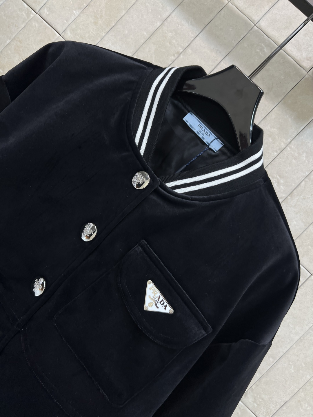 PD家 25秋冬新款 丝绒棒球夹克外套 柔软丝绒材质 经典棒球服版型 复古又时髦！袖口和下摆条纹拼接 细