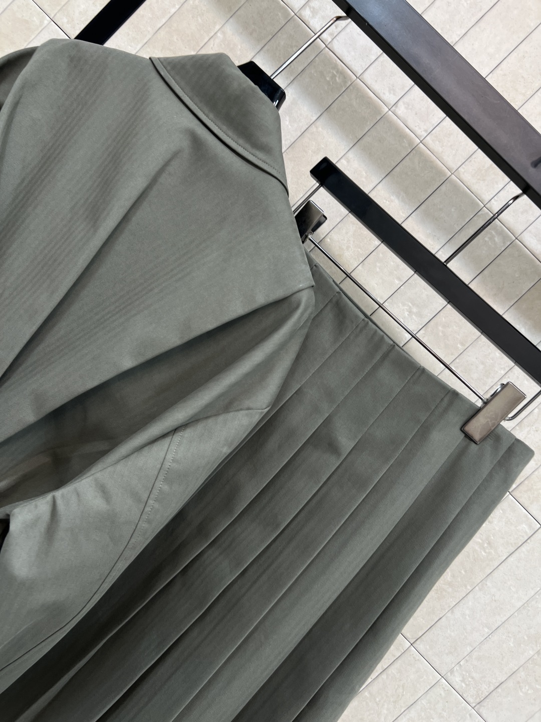 LW家 25秋冬新款 军绿色时髦套装 翻领褶皱外套+搭片半身裙 军绿色调超有质感 轻薄面料柔软又挺括 早