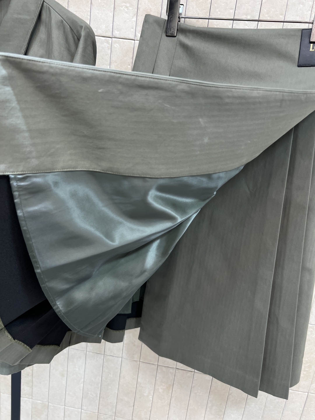 LW家 25秋冬新款 军绿色时髦套装 翻领褶皱外套+搭片半身裙 军绿色调超有质感 轻薄面料柔软又挺括 早