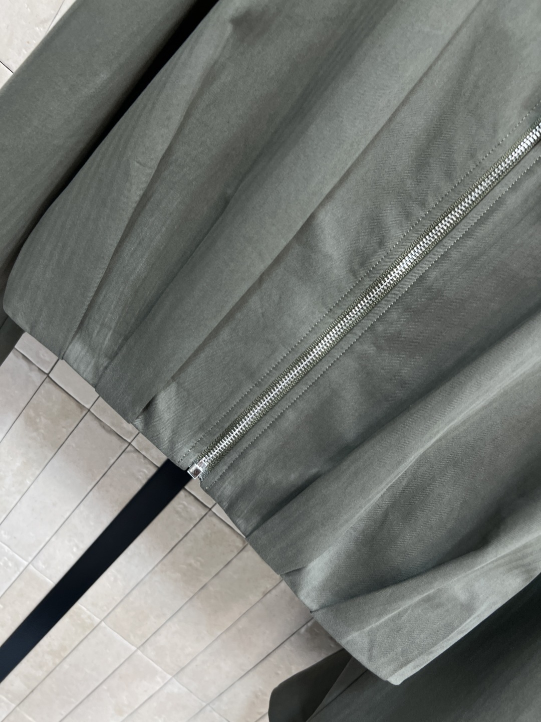 LW家 25秋冬新款 军绿色时髦套装 翻领褶皱外套+搭片半身裙 军绿色调超有质感 轻薄面料柔软又挺括 早