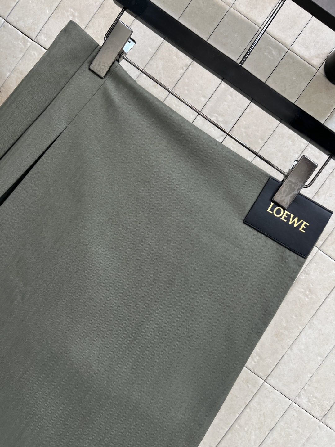 LW家 25秋冬新款 军绿色时髦套装 翻领褶皱外套+搭片半身裙 军绿色调超有质感 轻薄面料柔软又挺括 早