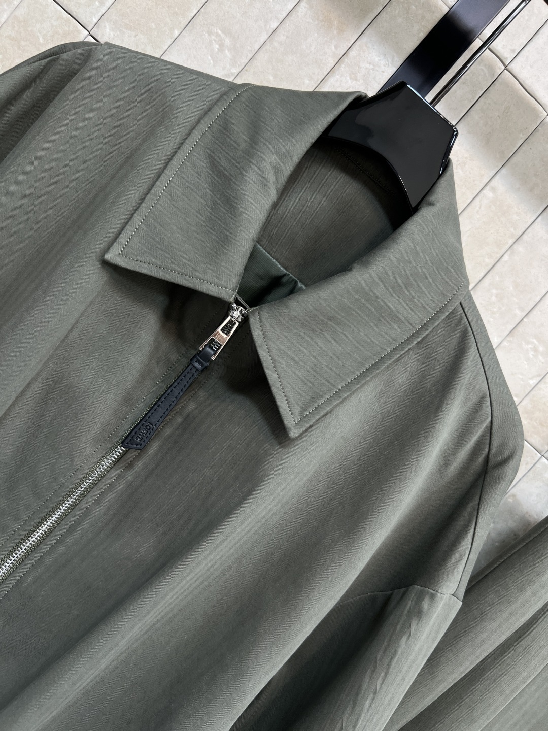 LW家 25秋冬新款 军绿色时髦套装 翻领褶皱外套+搭片半身裙 军绿色调超有质感 轻薄面料柔软又挺括 早