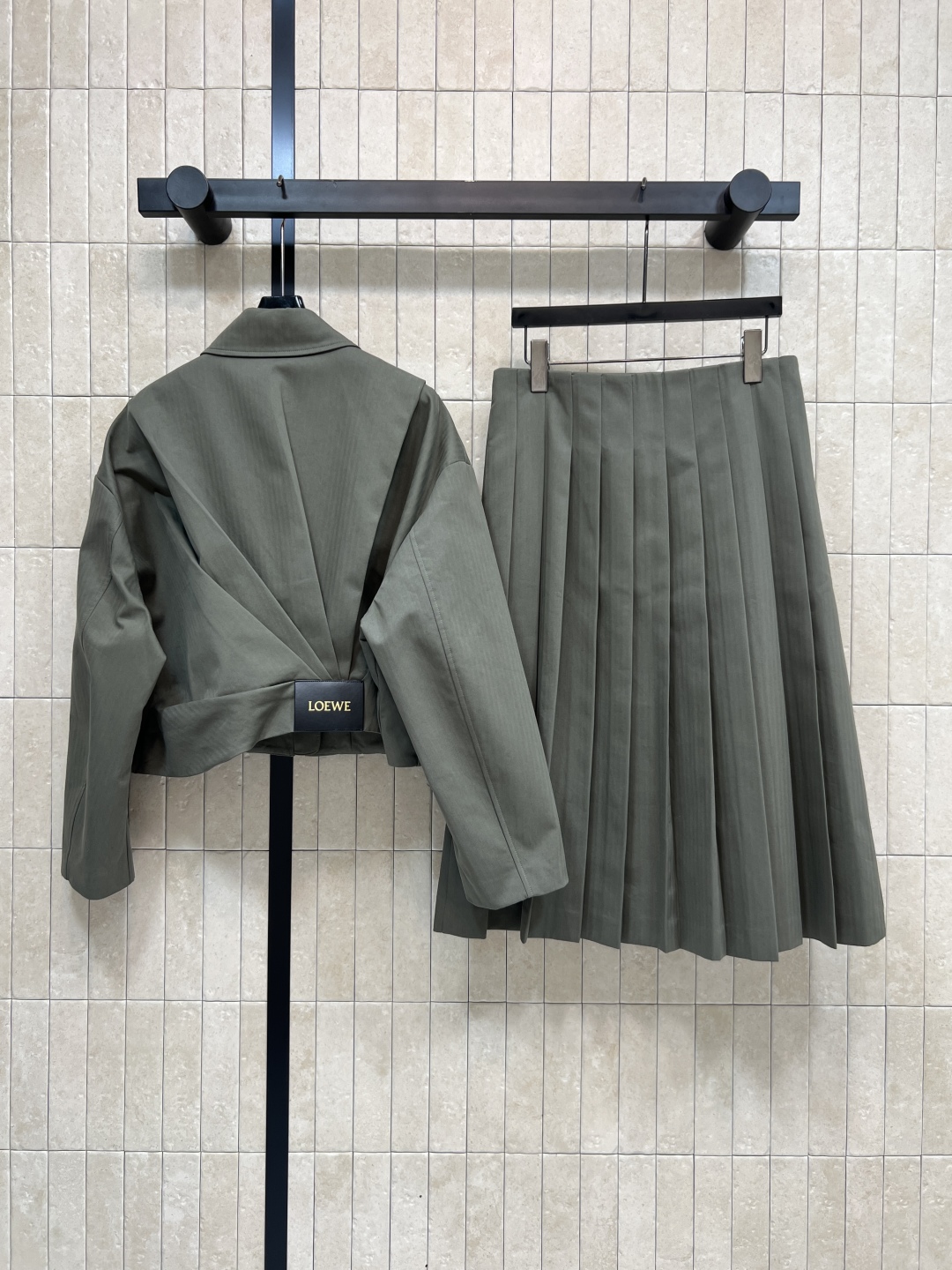 LW家 25秋冬新款 军绿色时髦套装 翻领褶皱外套+搭片半身裙 军绿色调超有质感 轻薄面料柔软又挺括 早